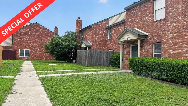Garland House: 3211 Roundtree Lane