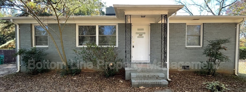 Charlotte House: 725 Tom Sadler Rd