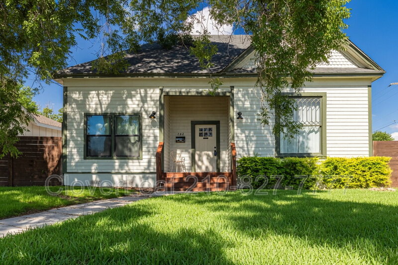 San Antonio House: 242 Furnish Ave