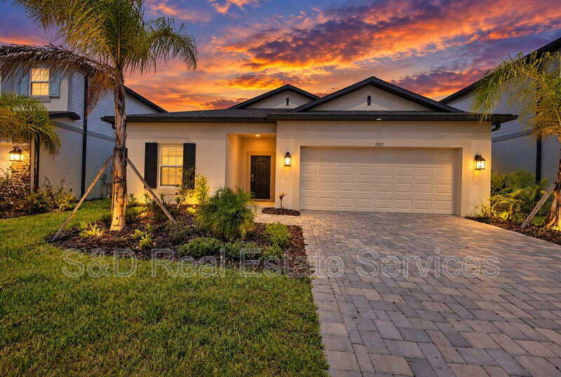 Lakeland House: 5507 Freesia Dr