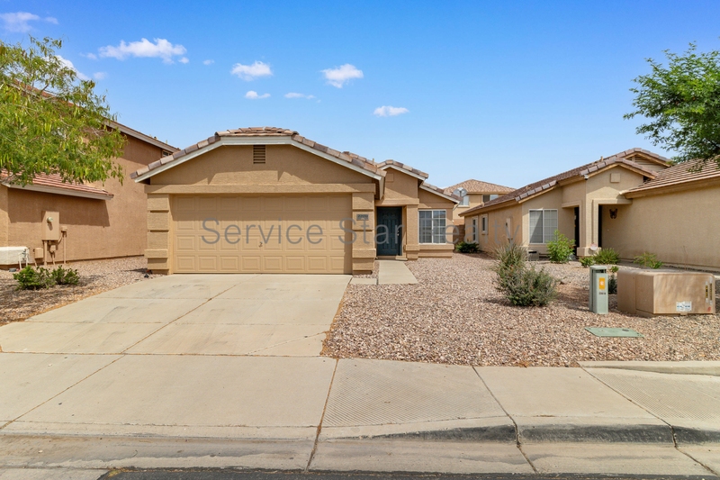 Buckeye House: 22010 W Solano Dr