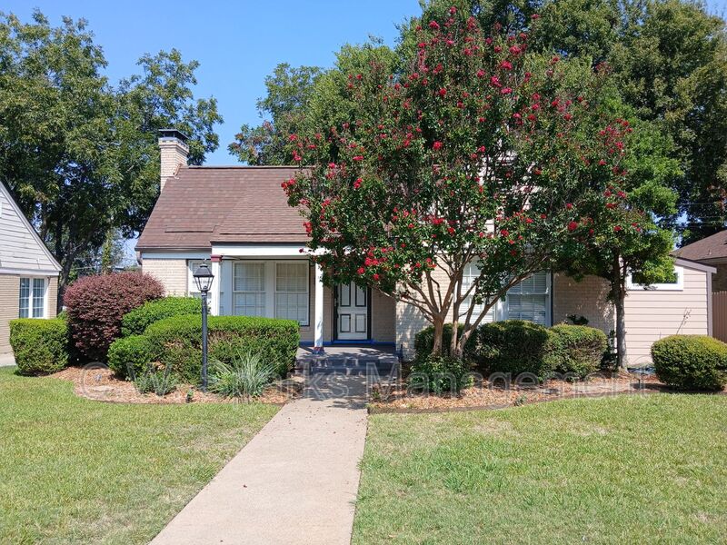 Dallas House: 2523 Alco Ave