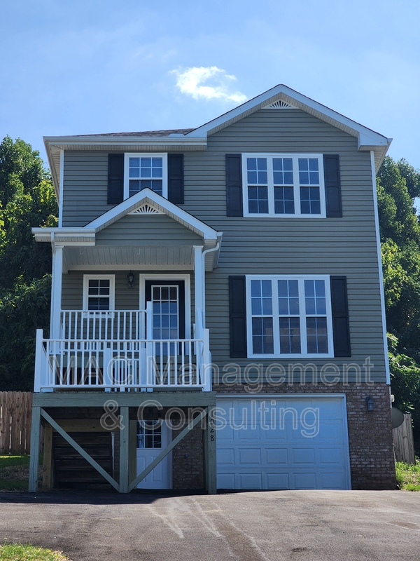 Cookeville House: 1028 Nottingham Dr.