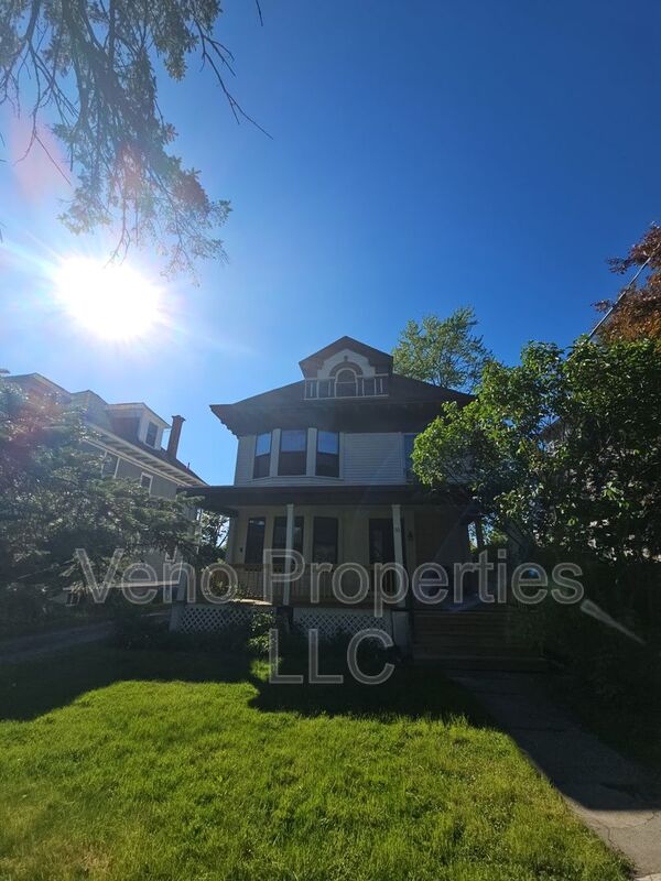 Albany House: 50 Manning Blvd