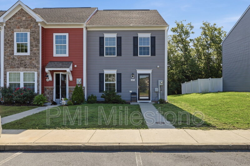 Bunker Hill Townhome: 65 Darien Dr
