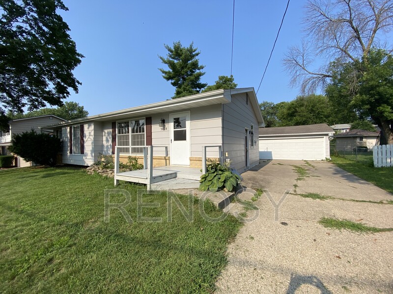 Urbandale House: 3828 79th Street