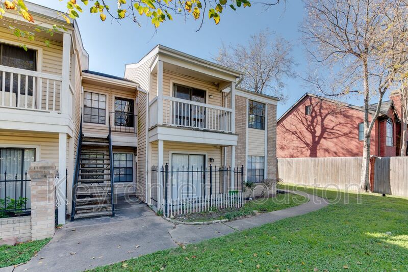 Houston House: 2750 Holly Hall St