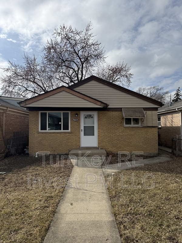 Burbank House: 7732 South Lotus Avenue