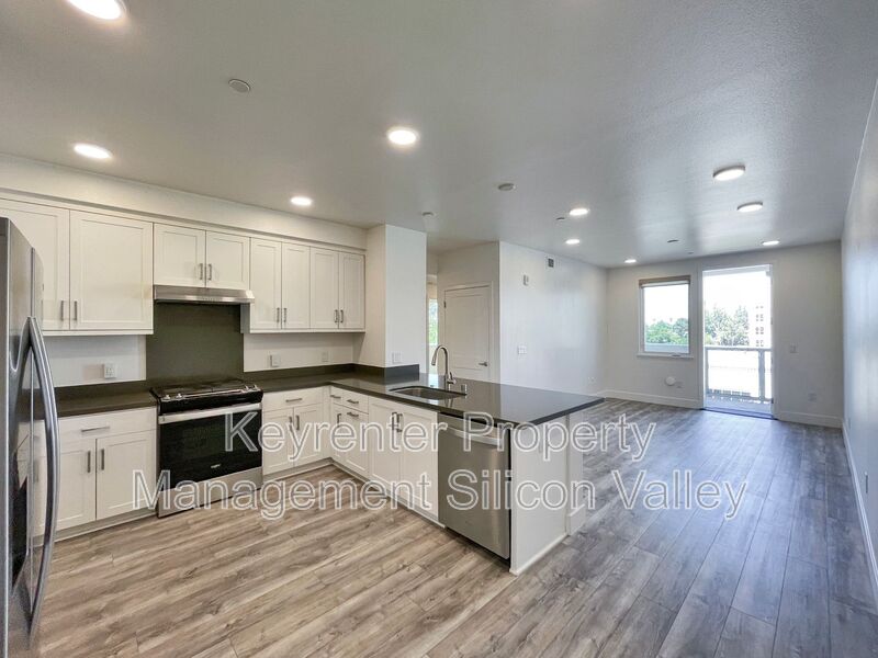 Fremont House: 42111 Osgood Road