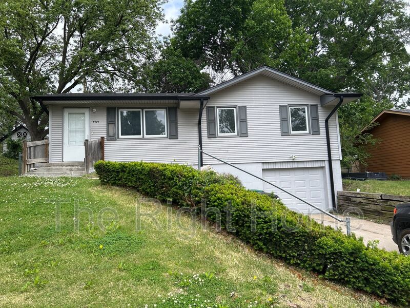 Omaha House: 6929 N 64th St