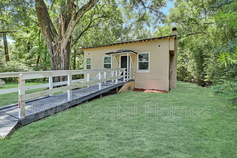 Jacksonville House: 8264 Moncrief-Dinsmore Rd