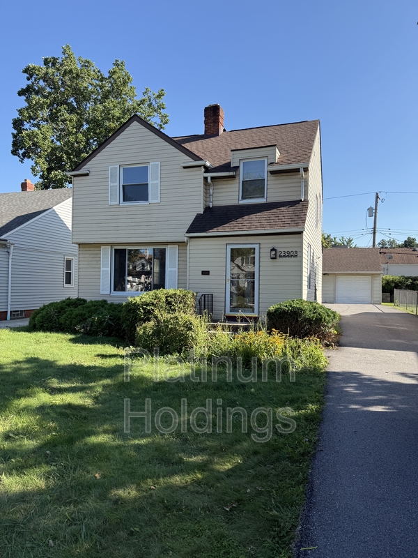 Beachwood House: 23908 East Baintree Road