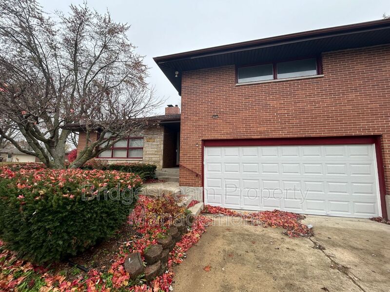 Englewood House: 7201 Mckenna Pl