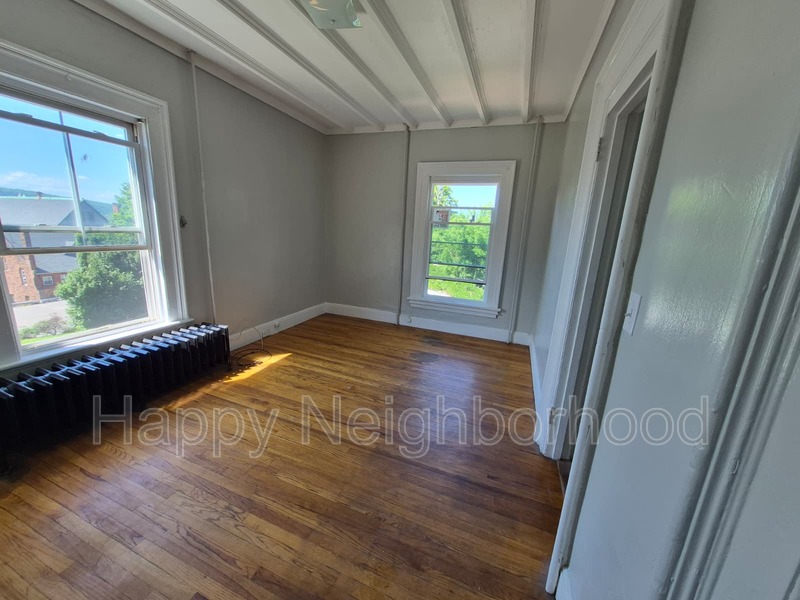 Meriden House: 216 East Main StreetUnit 7