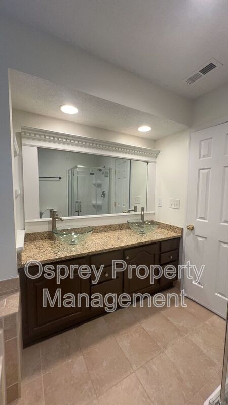Spacious 4-Bedroom Home with Sunroom! - Photo 22