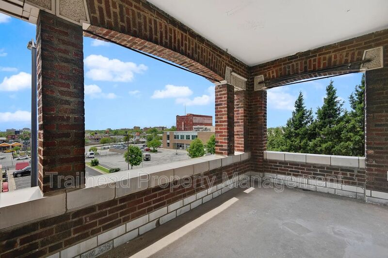 Kansas City House: 30 E Linwood