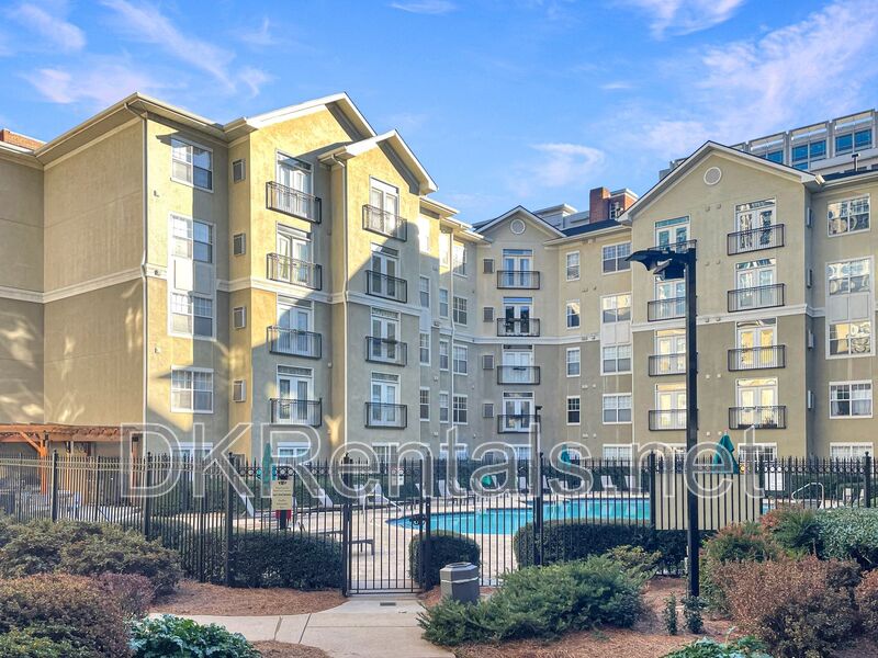 Atlanta House: 800 Peachtree Street NE