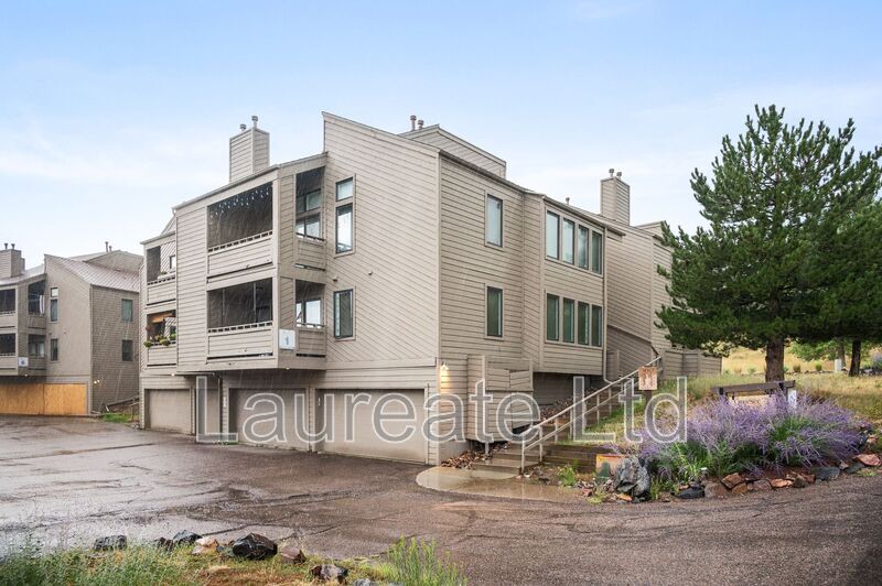 Golden Condo: 23726 Pondview Pl