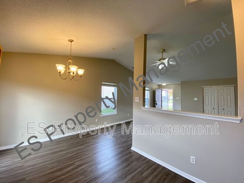 Wonderful 3 Bedroom 2 Bathroom Ranch Home in Franklin! - Photo 10