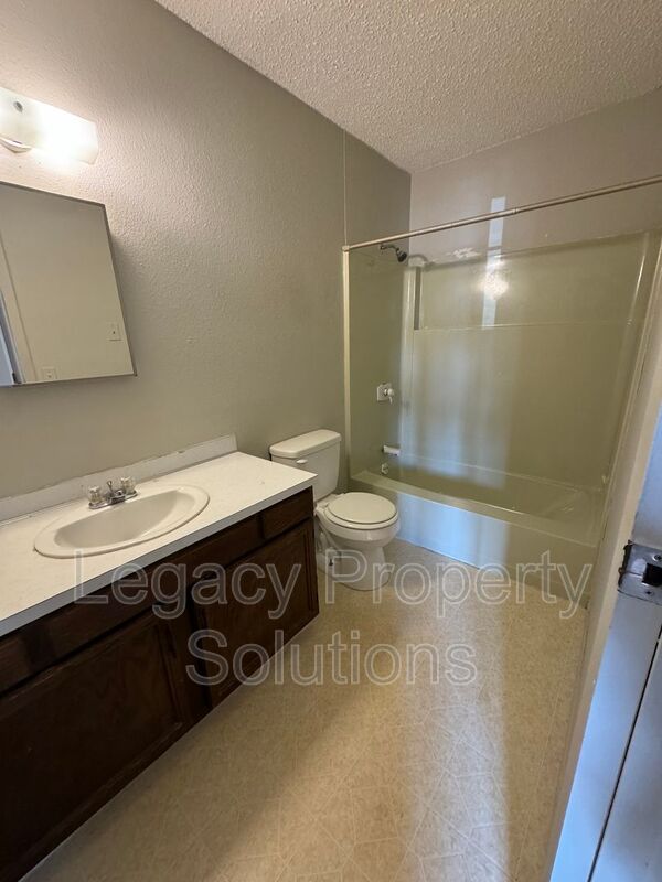 Bismarck House: 305 E Expressway