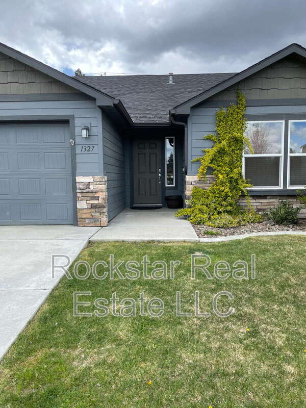 Spokane House: 1327 North Rogue River Street