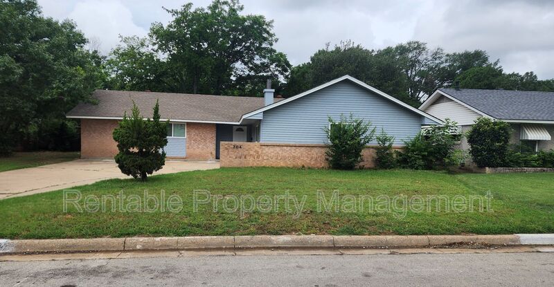 Euless House: 704 Royce Dr