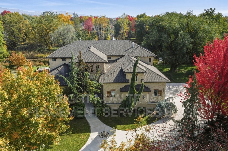 Eagle House: 1356 S Hidden Island Pl