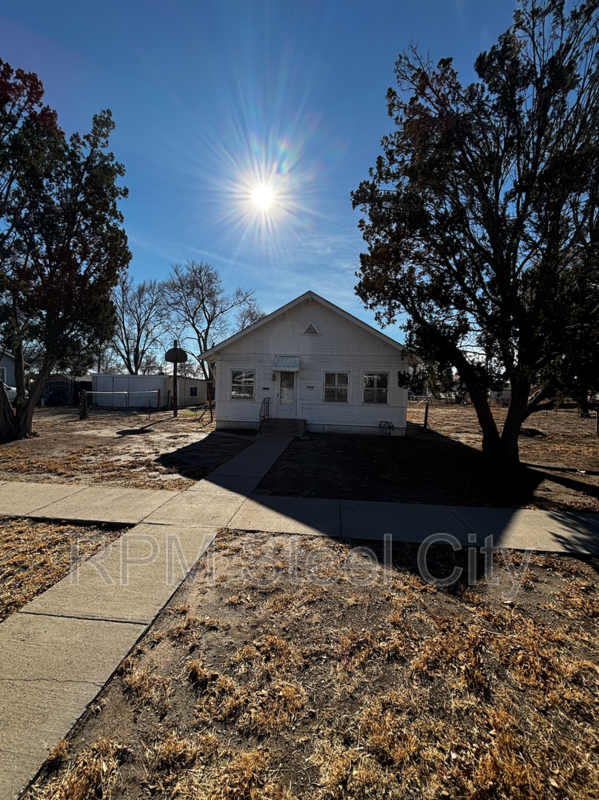 Pueblo House: 1938 E 6th St