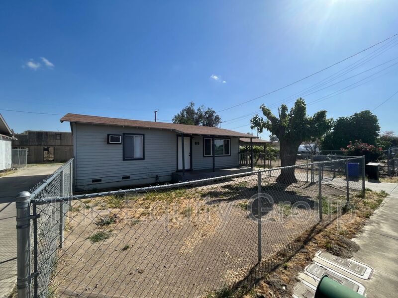 Porterville House: 85 East Mountain View Ave