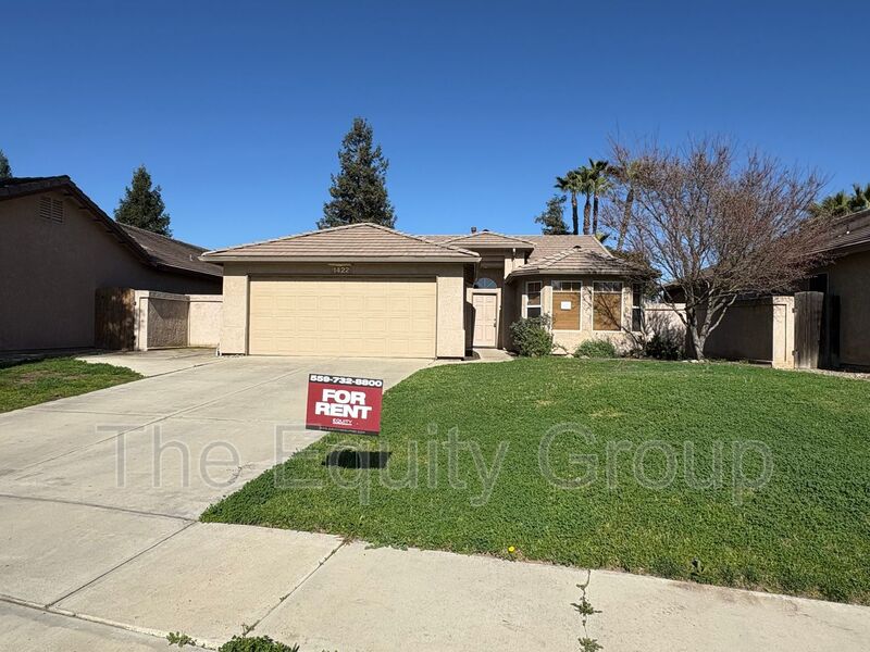 Visalia House: 1422 East Mesa Ct