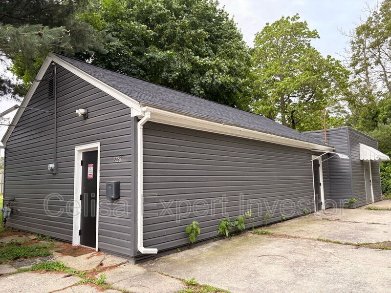 Fort Wayne House: 2128 Broadway