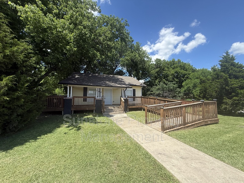 Owasso House: 103 W 3rd St