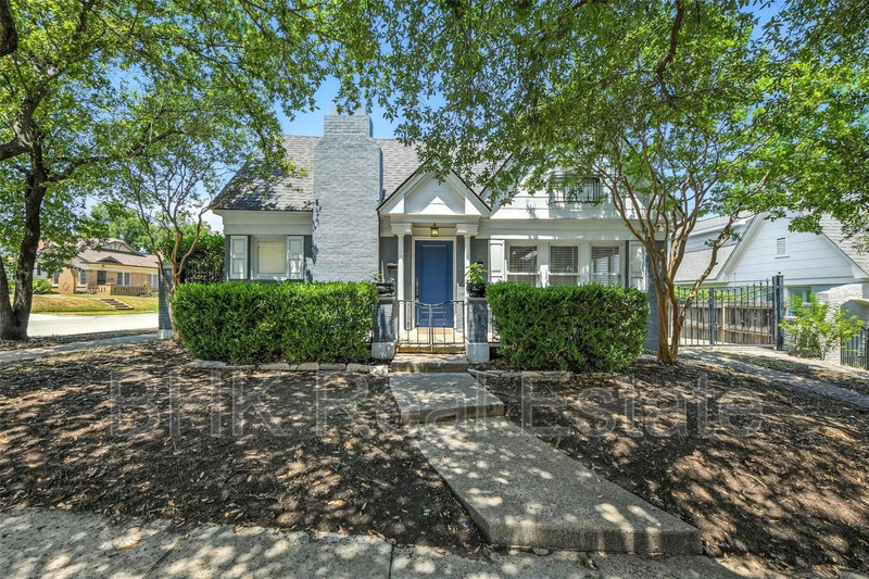 Fort Worth House: 4036 Dexter Ave