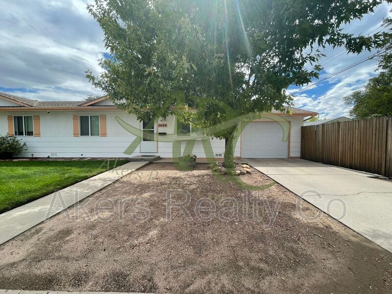 Pueblo House: 2604 Nuckolls Ave