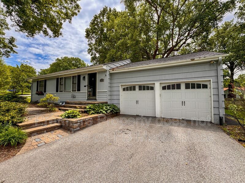 Prairie Village House: 3029 W 74th St