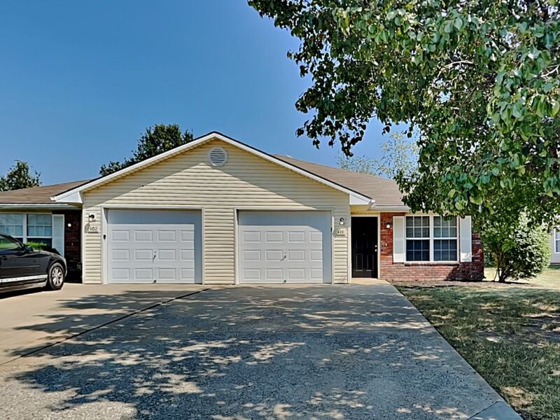 Grain Valley House: 400 NW Woodbury Dr