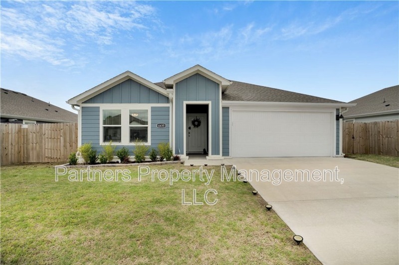 Fayetteville House: 4435 West Canyon Run Drive