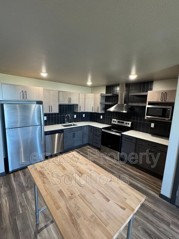 Bismarck House: 220 E Greenfield Ln