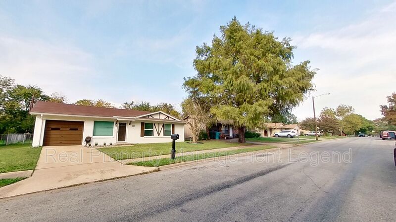 Sherman House: 717 E Martin Lane