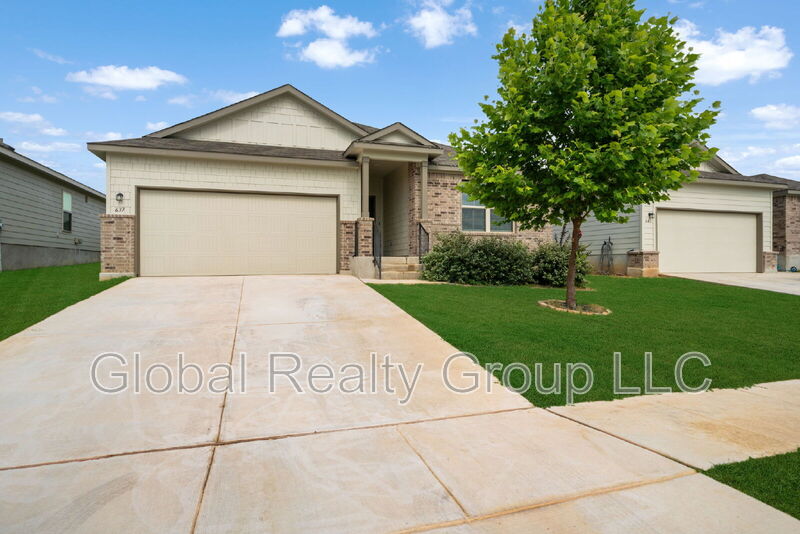 Seguin House: 637 Oleander Crk