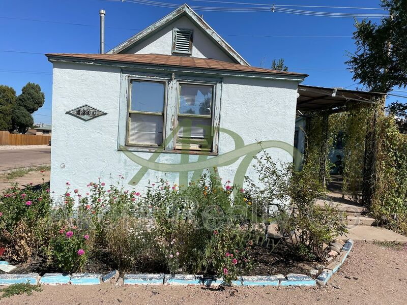 Pueblo House: 2200 Spruce St