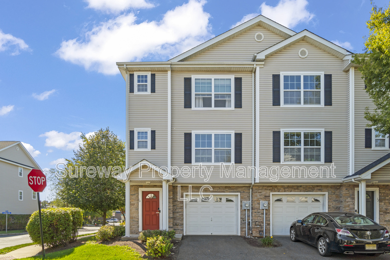 Somerset Townhome: 10 Alfred Ave