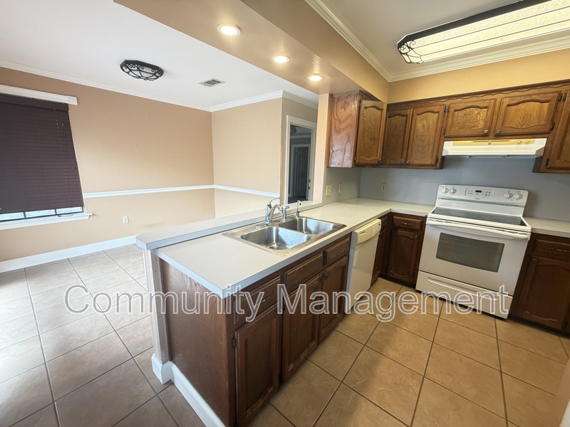 Baton Rouge House: 5140 W Hunters Chapel Ct