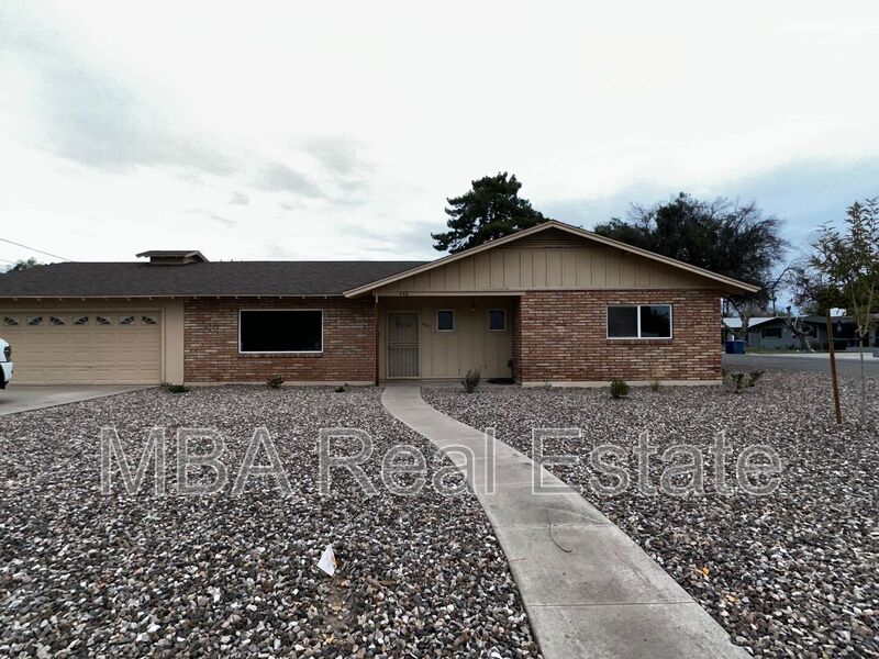 Chandler House: 660 W Erie St