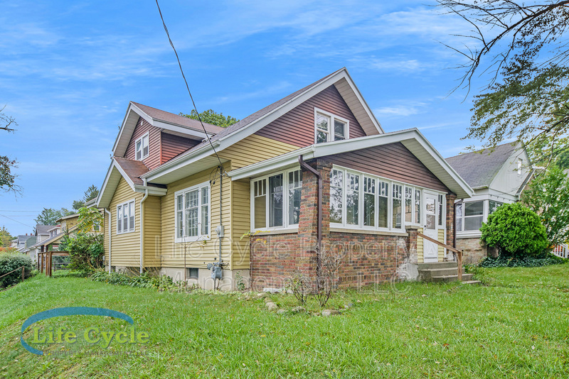 Grand Rapids House: 148 Diamond NE
