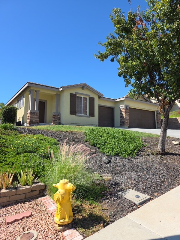 Menifee House: 27635 Whisperwood Dr