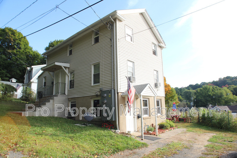 Oakville House: 14 Edgewood Rd