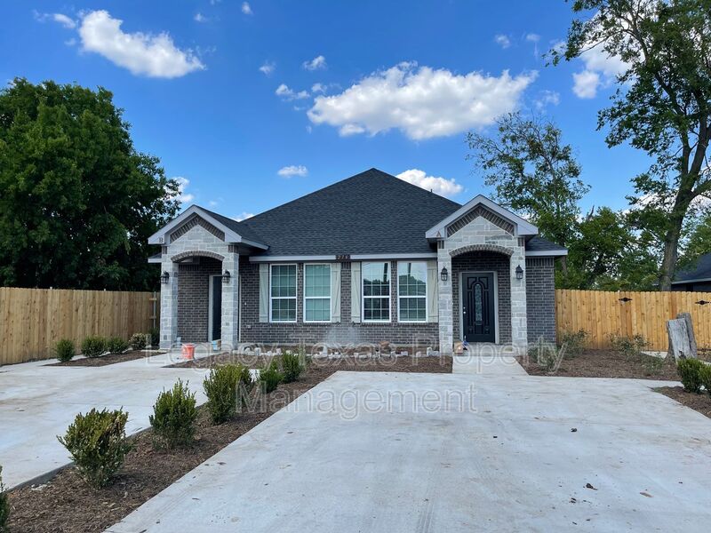 Cleburne Condo: 216 Cleveland Street