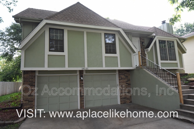 Olathe House: 14121 S Cottonwood Dr