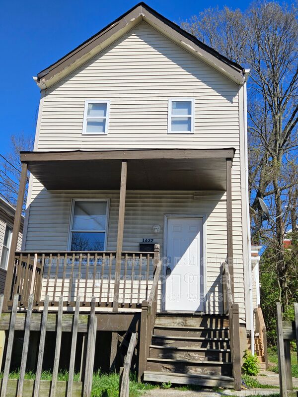 Cincinnati House: 1632 Dewey Ave